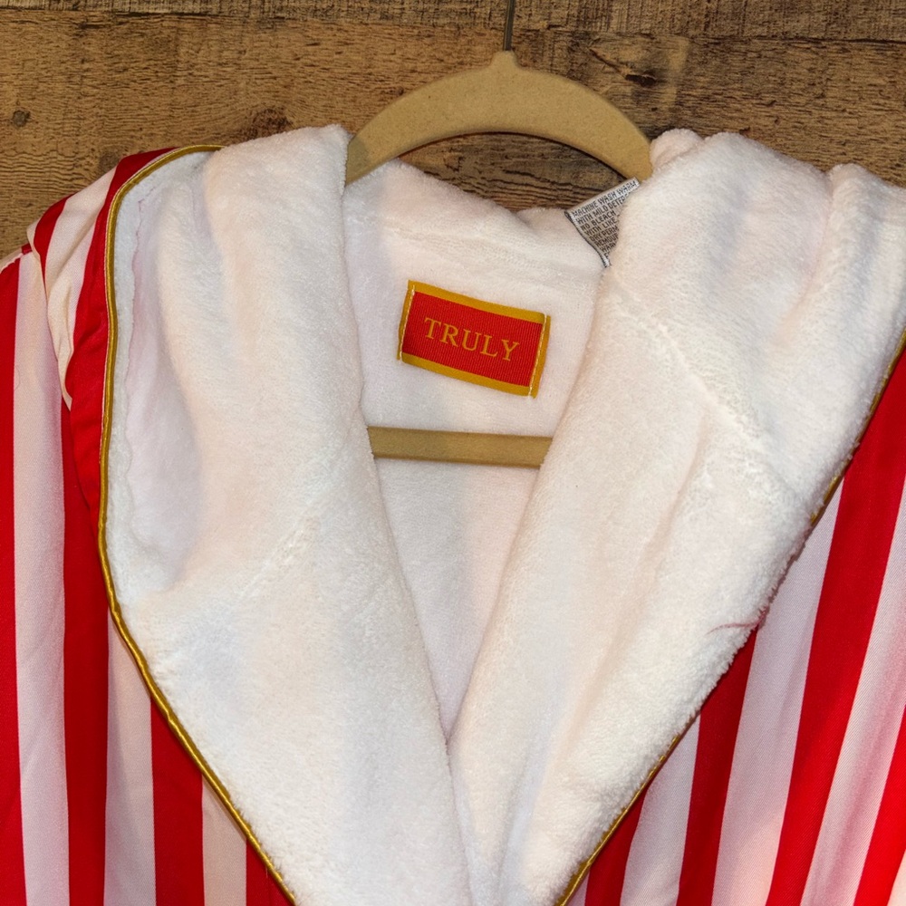 🔥 SOLD🔥Truly Signature VIP Collection Bath Robe - Picture 4 of 7